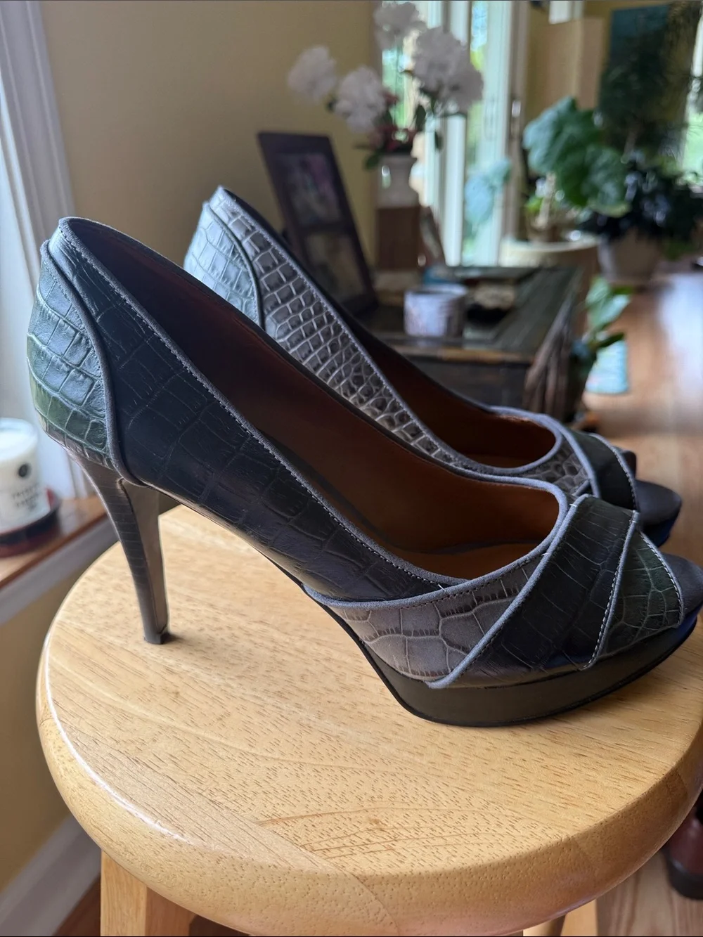 Nine West Croc Embossed Leather Peep Toe Platform Heels Olive Green sz 10
